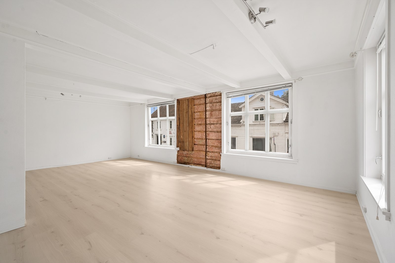 Lys og fin stue med peis Galleribilde