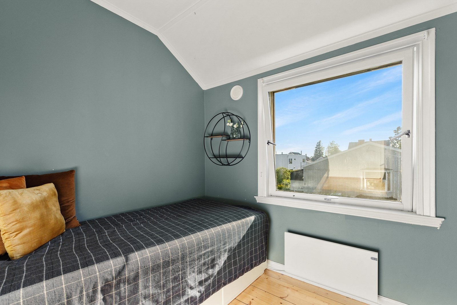 Soverom 3 med plass til seng og arbeidspult. Galleribilde