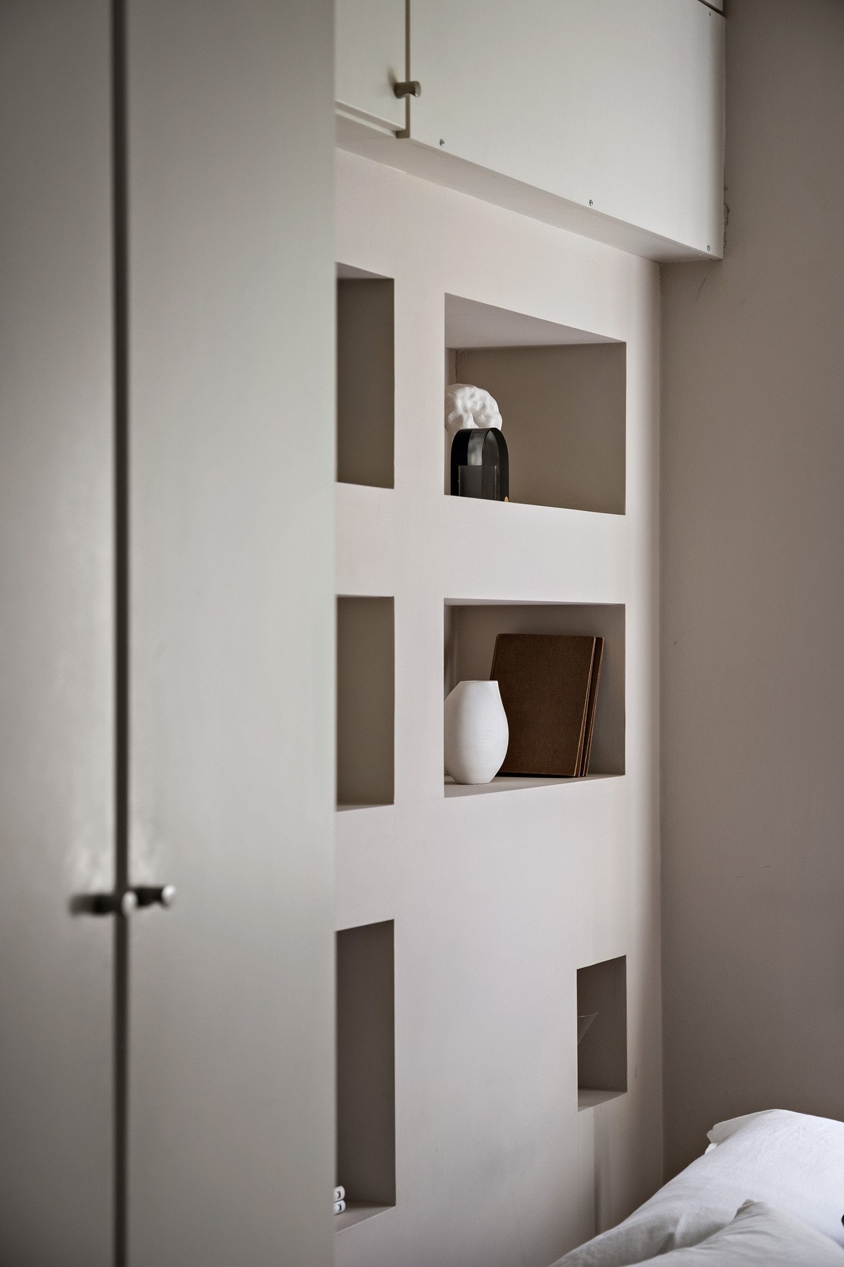 Soverommet byr på god lagringsplass i plassbygget garderobeskap samt praktiske hyller over sengen Galleribilde