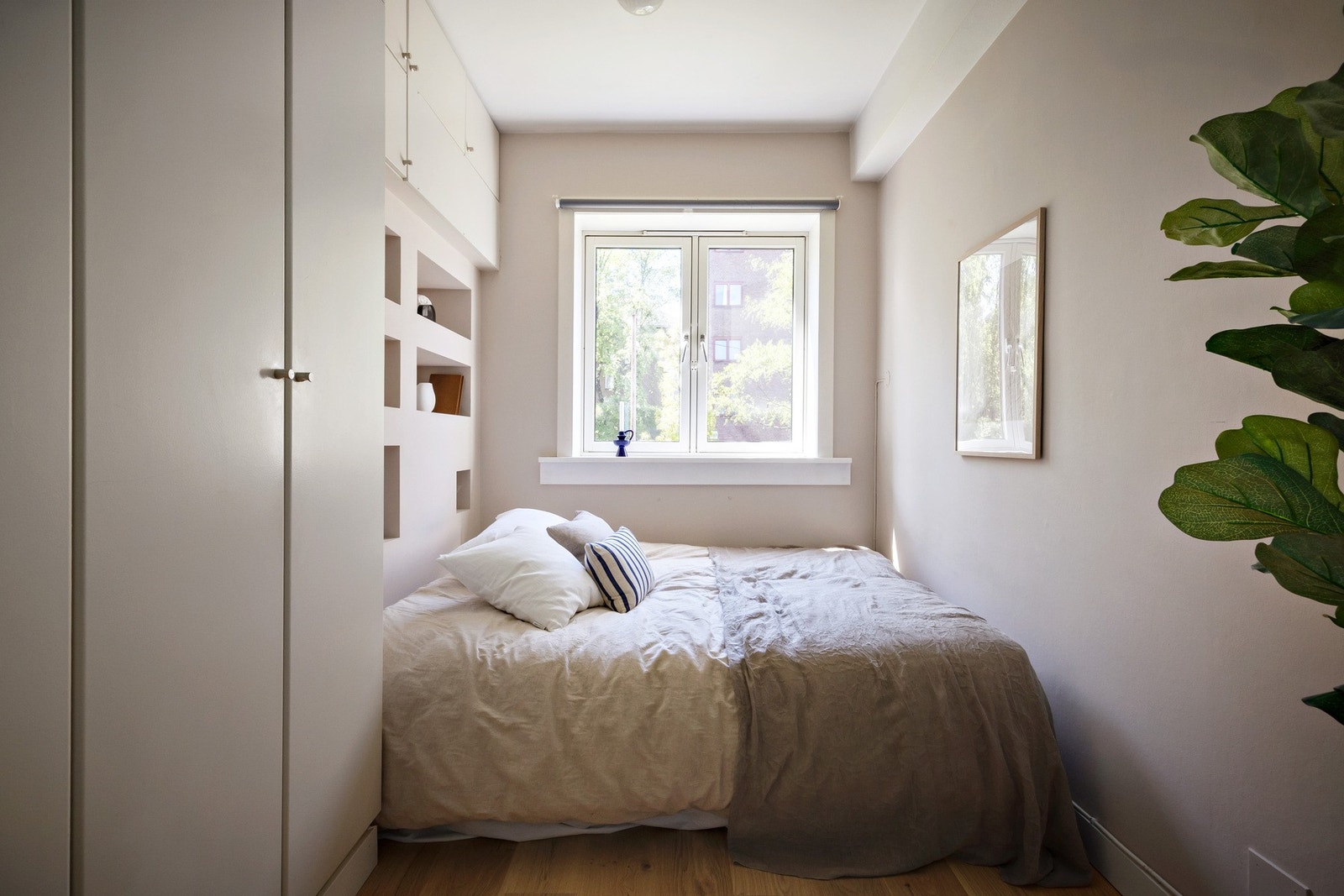 Boligens soverom er av god størrelse, og byr på rikelig med plass til dobbeltseng Galleribilde