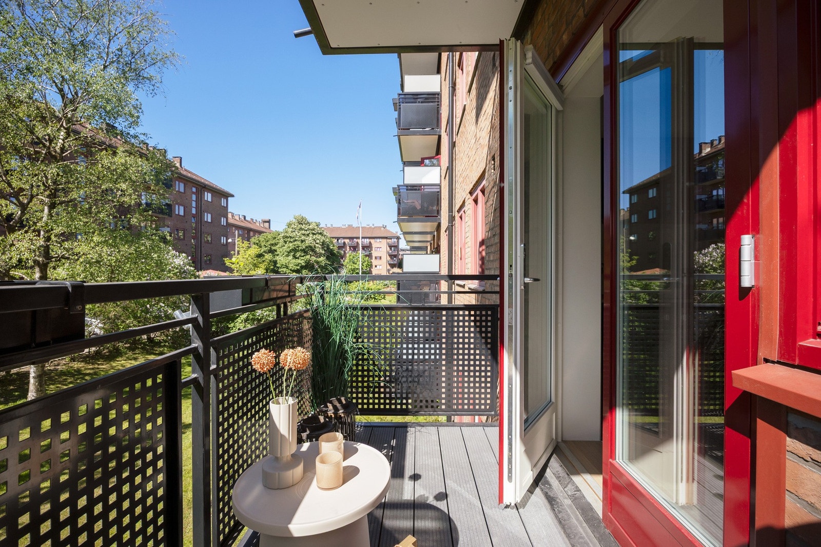 På den hyggelige balkongen kan lange solrike sommerdager utvikle seg til å bli hyggelige kvelder under stjernene Galleribilde