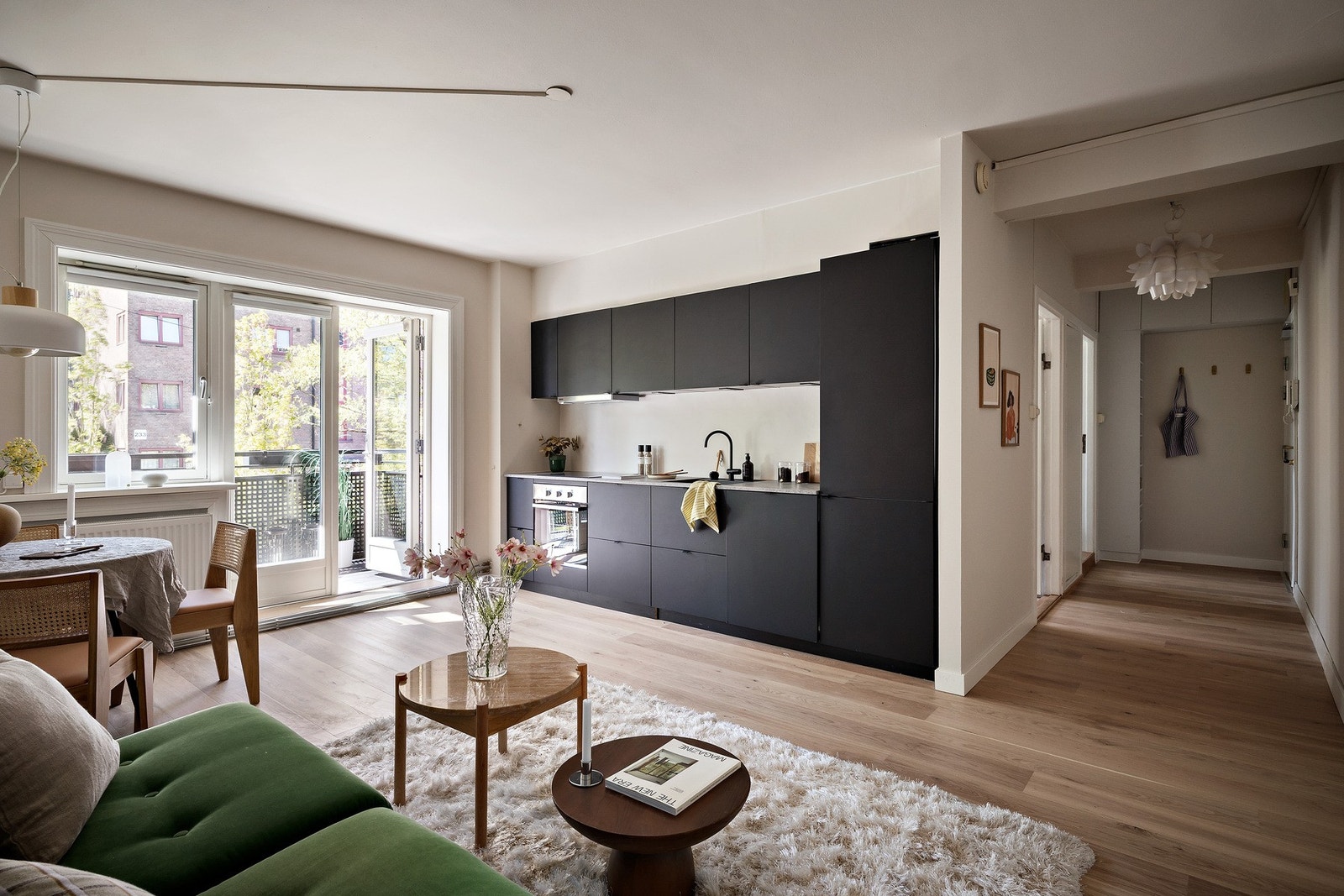 Stuen og kjøkkenet er laget i praktisk og arealeffektiv åpen løsning Galleribilde