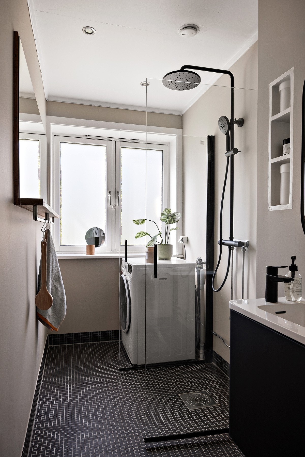 Lekkert bad som er modernisert i 2025 med nymalte vegger, ny innredning og nye synlige rør Galleribilde