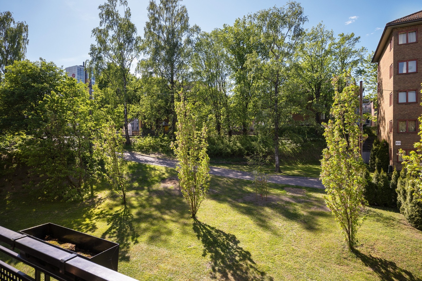 Fra balkongen har du hyggelig utsyn over borettslagets fellesarealer Galleribilde