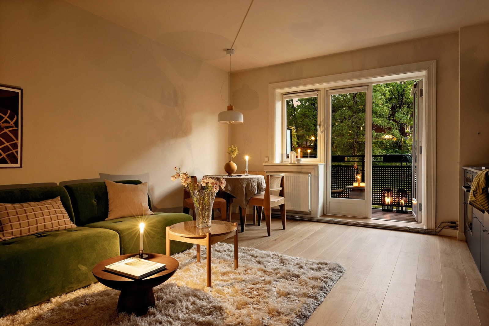 Om kvelden får stuen en lun og deilig atmosfære Galleribilde