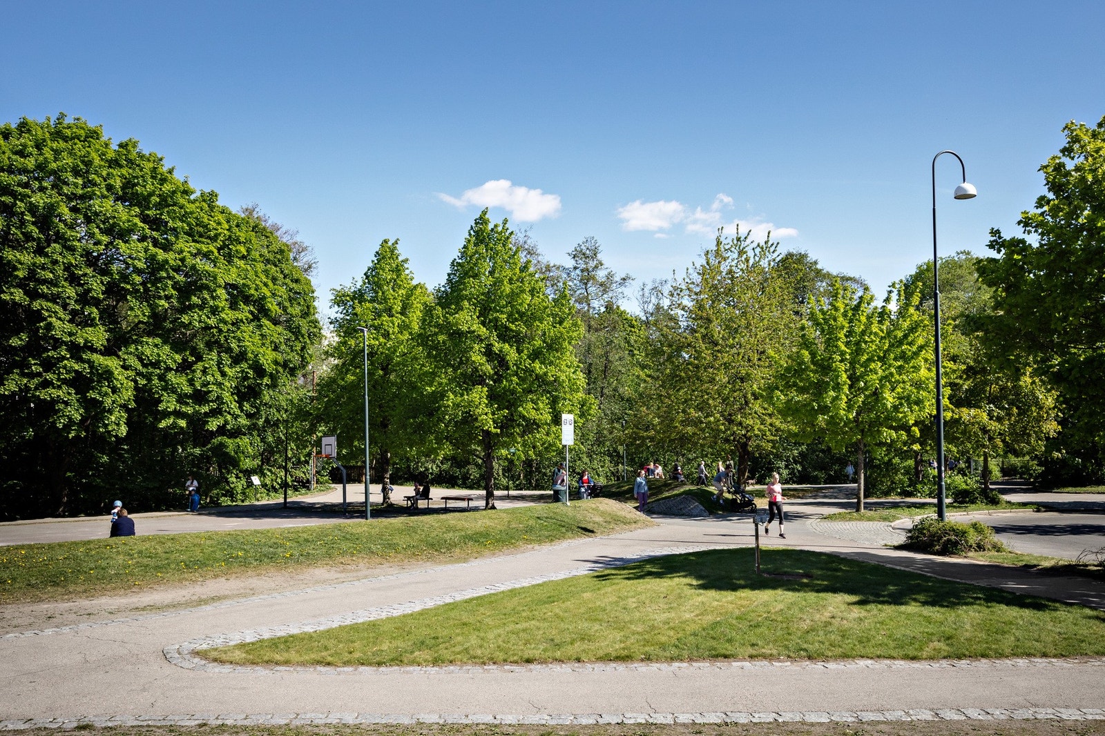 Nærområdet byr på en rekke friluftsmuligheter som deilige parker og fine turveier Galleribilde