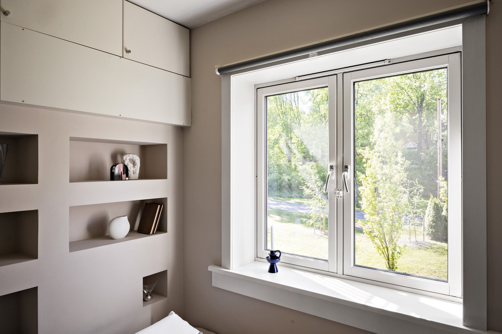 Også i dette rommet finner du store vindusflater som sørger for godt med lysinnslipp og en luftig følelse i rommet Galleribilde