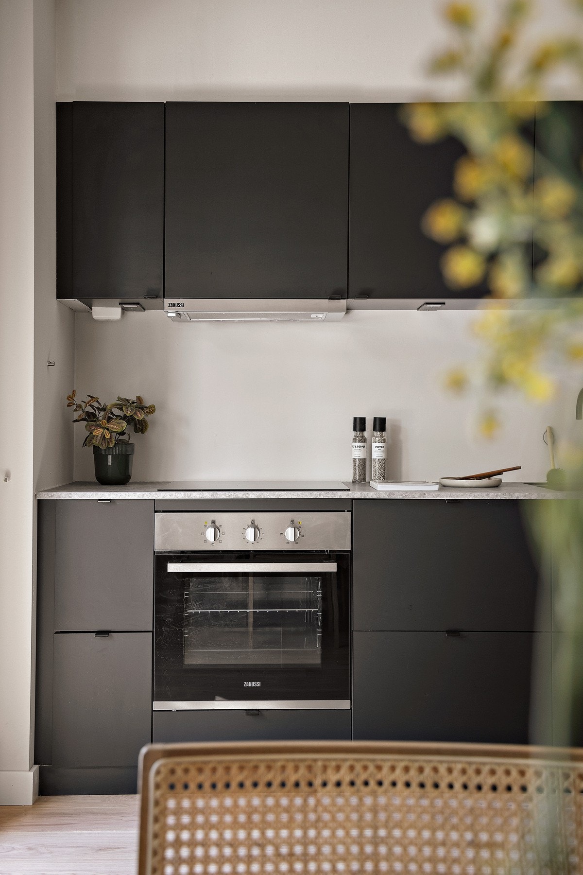 Tidsriktige svarte fronter med lekker benkeplate Galleribilde