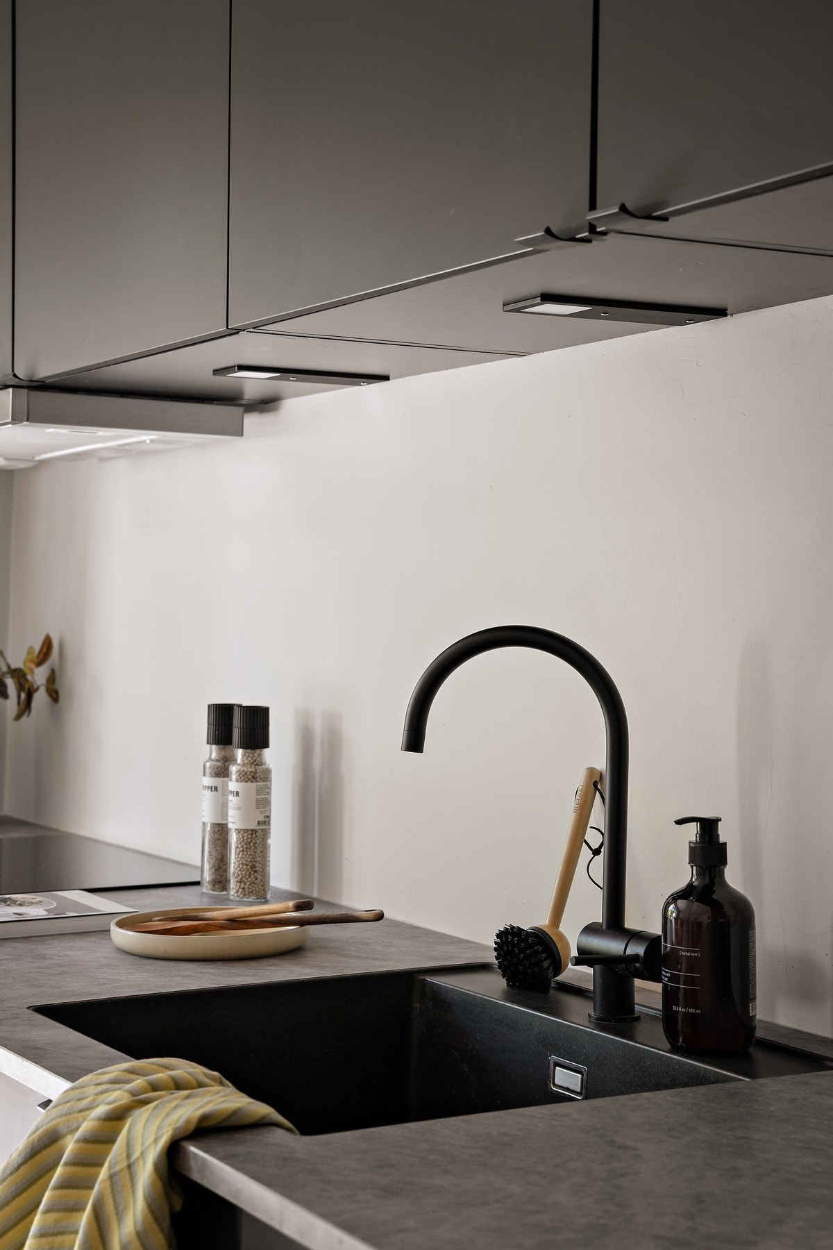 Kjøkkenet byr på god skap- og benkeplass Galleribilde