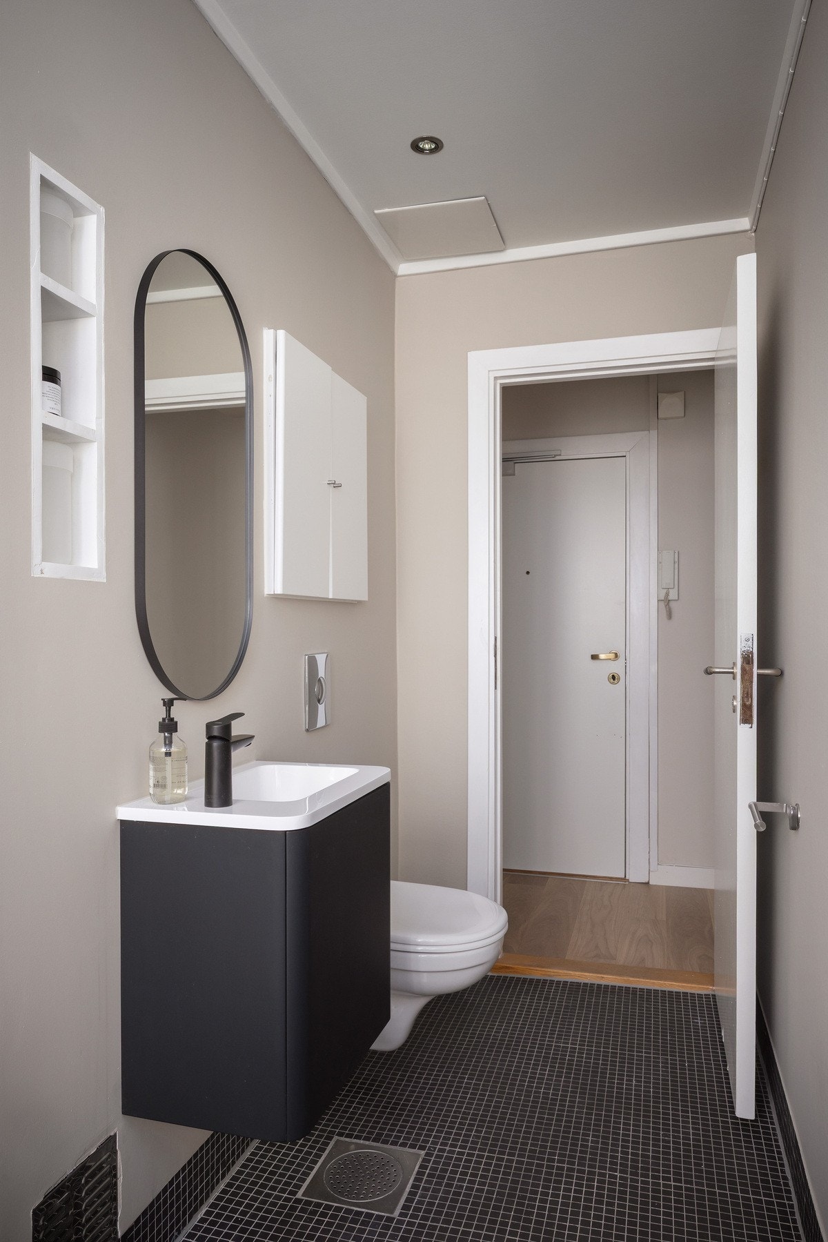 Innredningen består av vegghengt WC, servant med underskap, overspeil, innfelte hyller, romslig dusjsone og opplegg for full vaskesøyle med vaskemaskin og tørketrommel Galleribilde