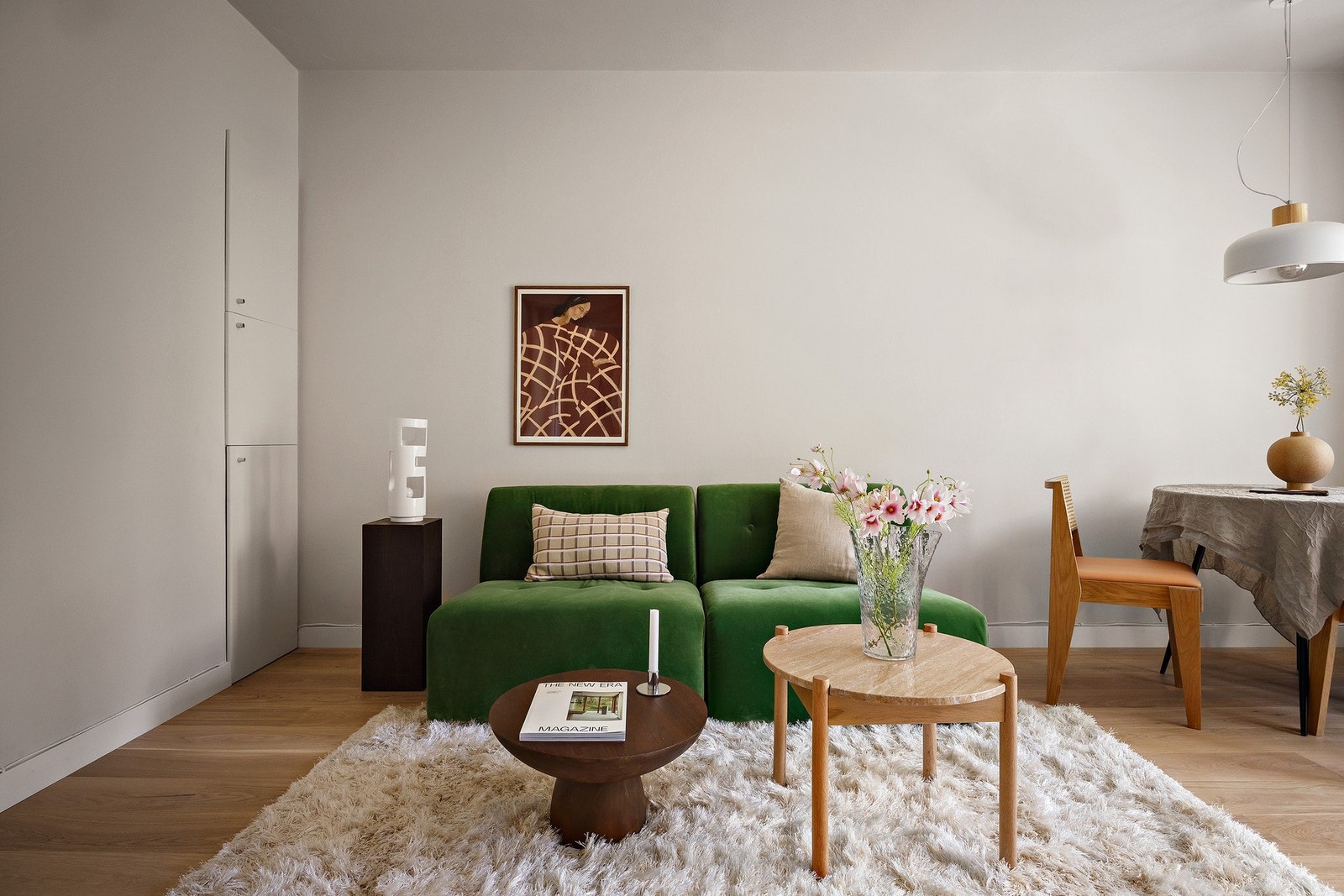 Stuen oppleves som lys og romslig med god plass til møblering i ulike soner Galleribilde