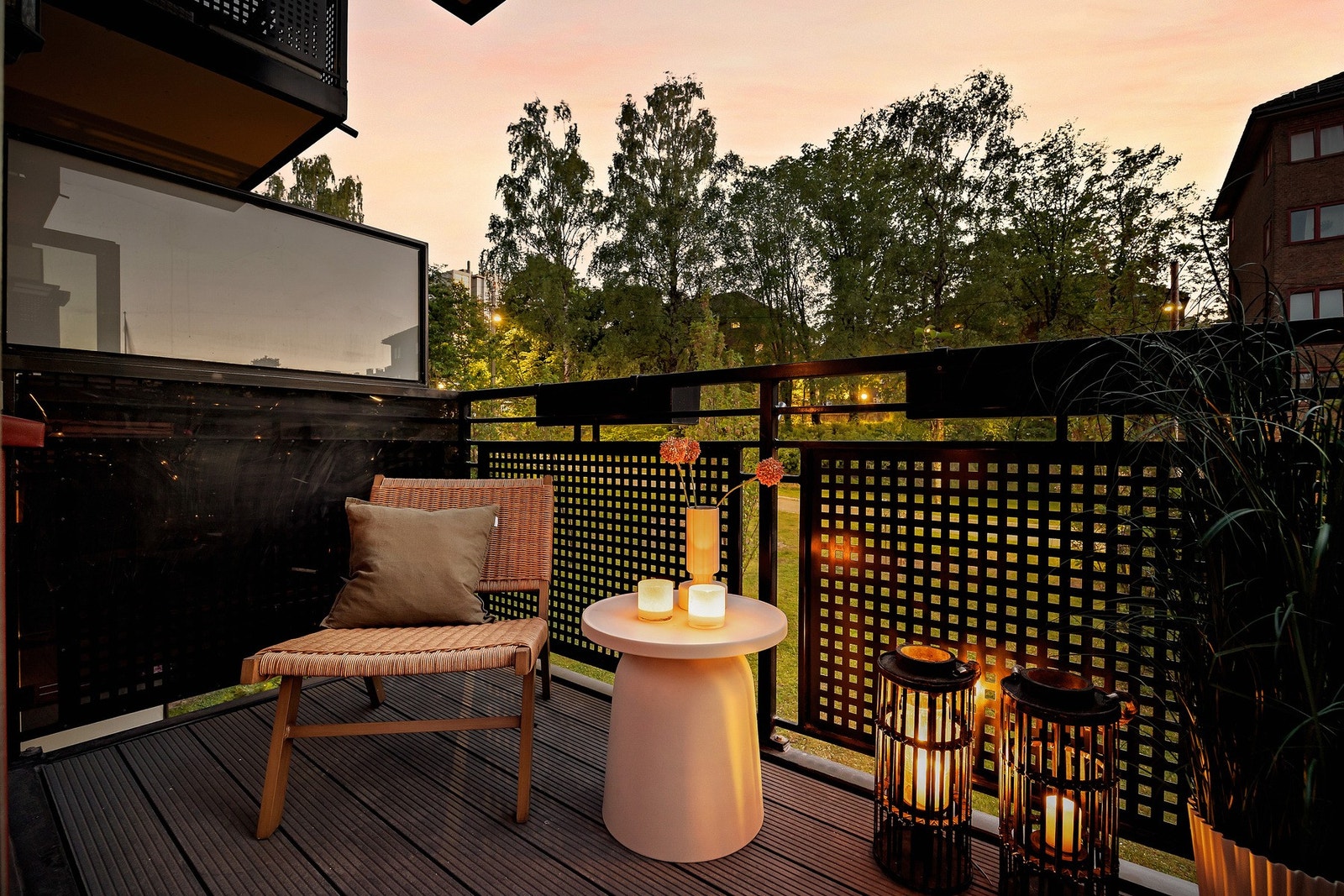 Etter kveldens frembrudd får balkongen et veldig hyggelig preg! Galleribilde