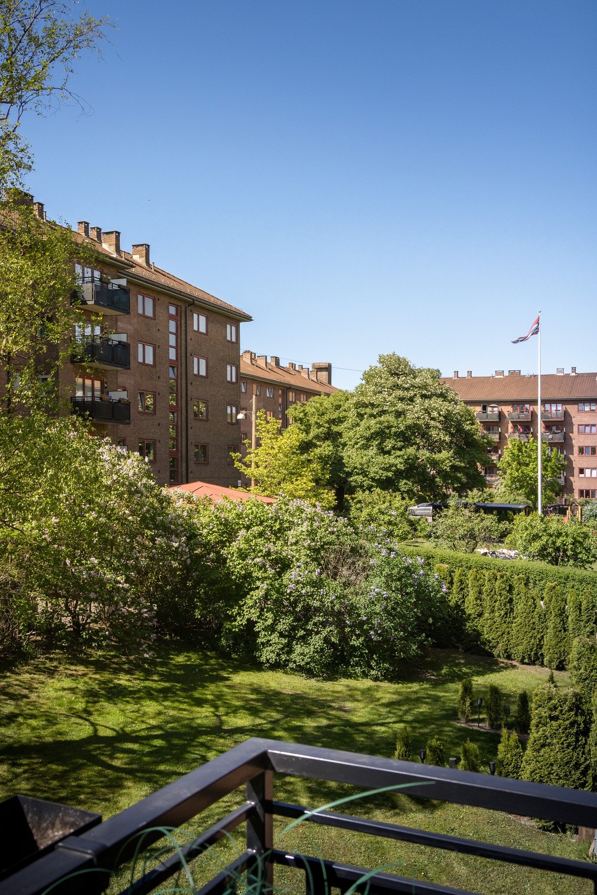 Fra balkongen har du hyggelig utsyn over borettslagets fellesarealer Galleribilde