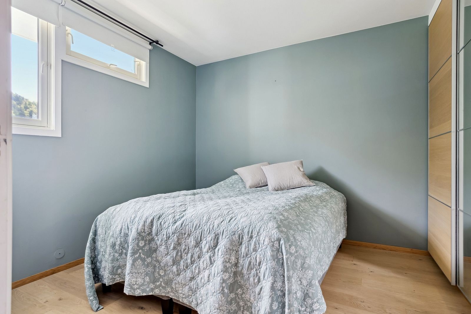 Soverom med skyvedørsgarderobe Galleribilde