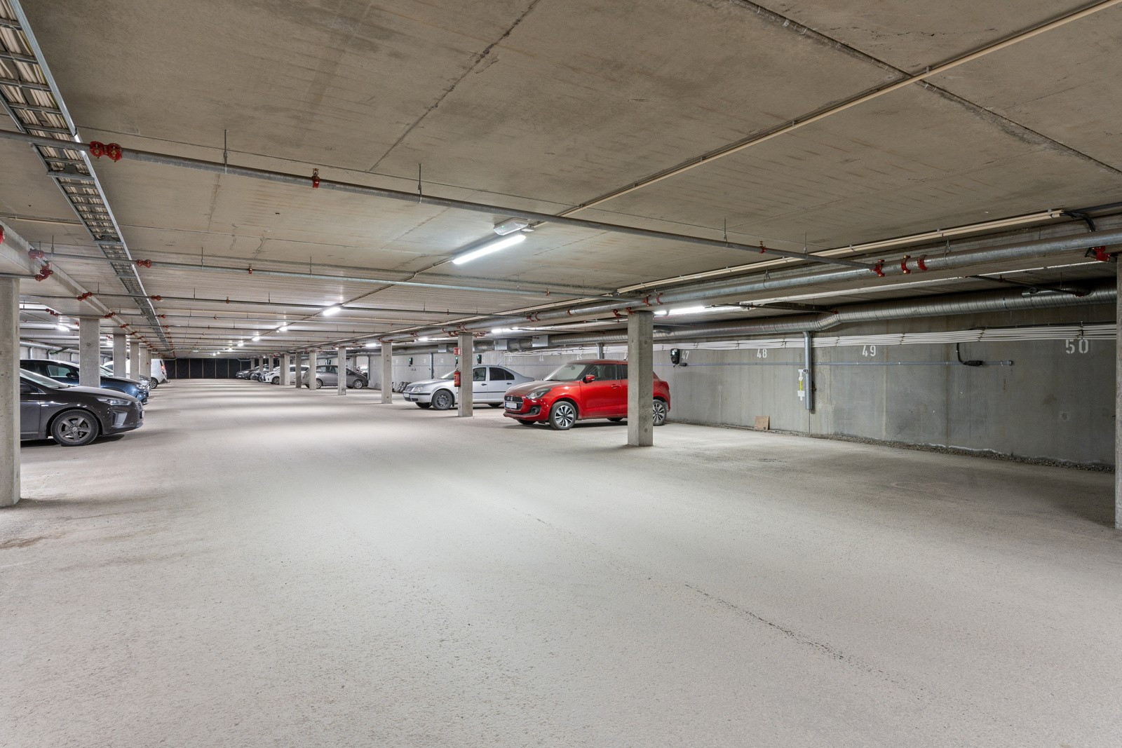 Parkering i felles parkeringskjeller. Infrastruktur for el-billader.