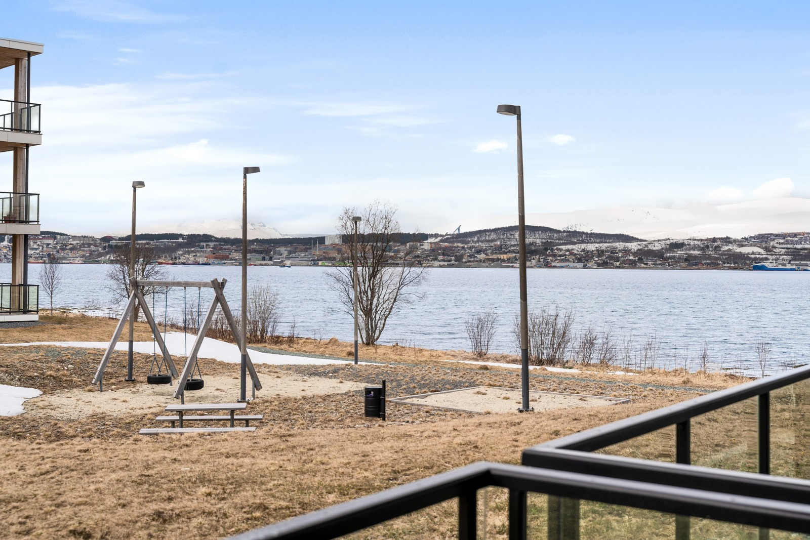 Verandaen er takoverbygd og har god plass til utemøbler.