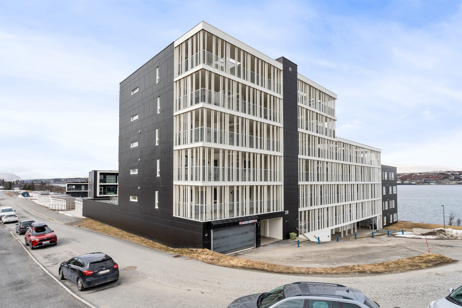 Tilhørende leiligheten er det 1 stk fast garasjeplass hvor det er infrastruktur til elbil-lader, samt heis opp til leiligheten.