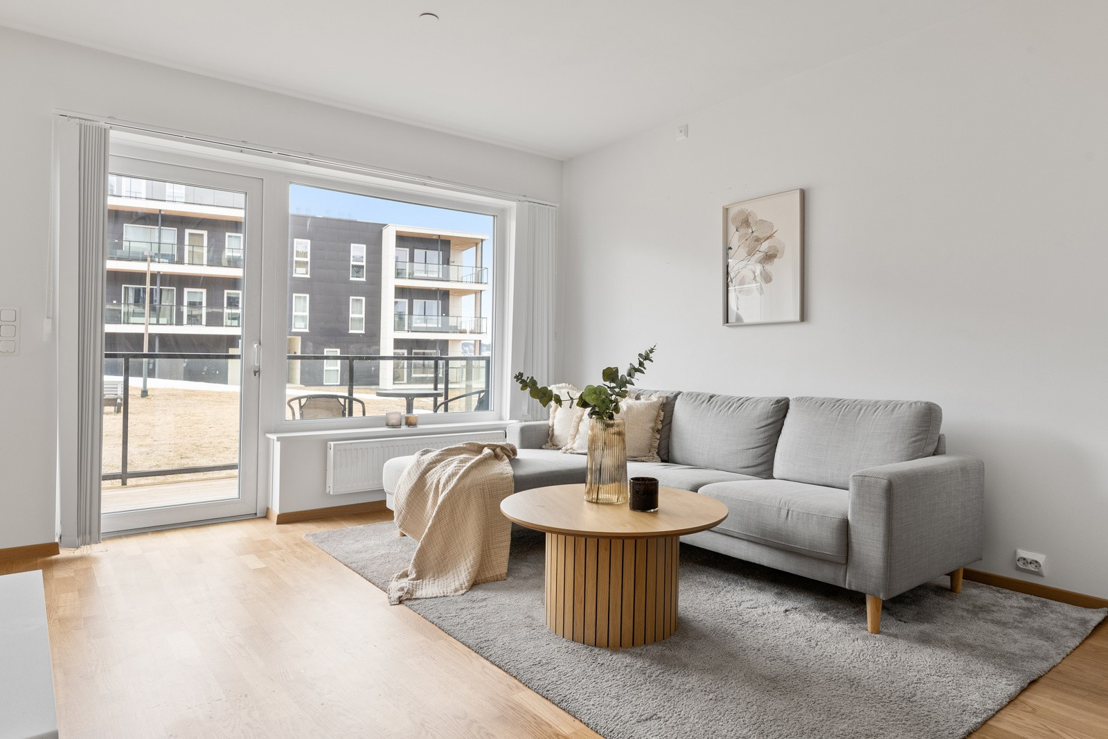 Stuen er lys og innbydende med store vindusflater.