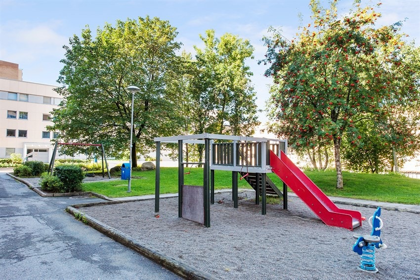 Opplev glede og latter på lekeplassen - et trygt og morsomt sted for barn i alle aldre Galleribilde