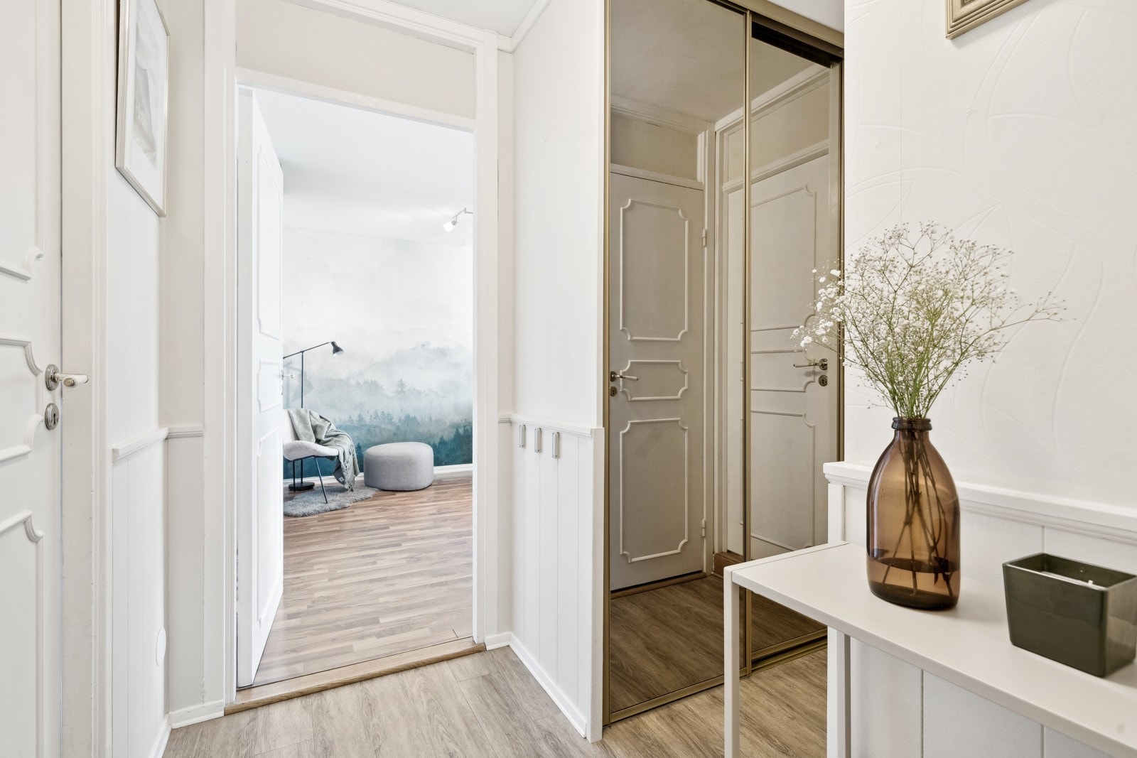 Romslig entré Galleribilde