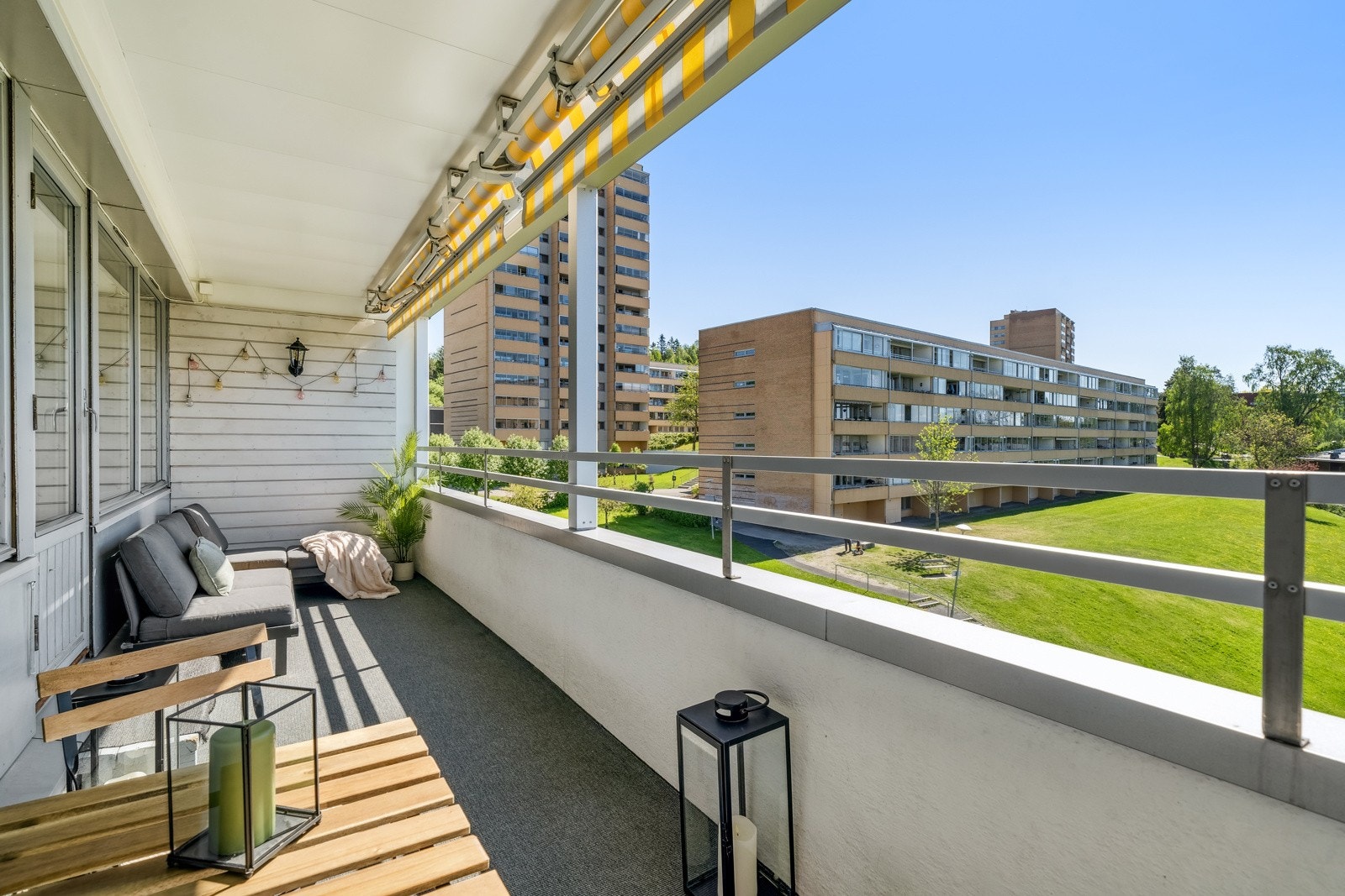 Fra stuen er det utgang til syd-sydvestvendt balkong på 13m² med gode solforhold Galleribilde