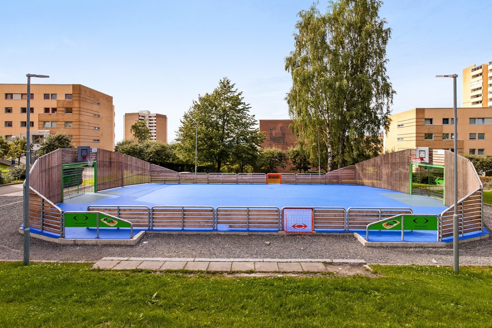 Ballbinge - her kan man blant annet spille fotball og basketball Galleribilde