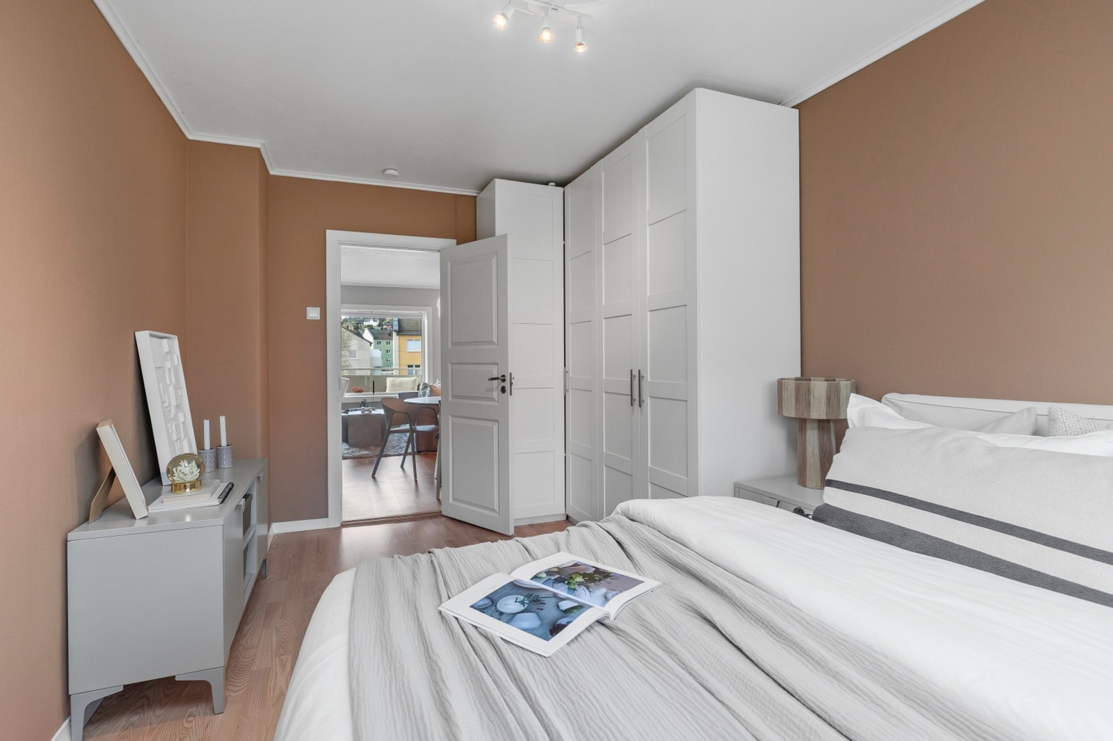 God plass for klesoppbevaring i et stort garderobeskap. Galleribilde