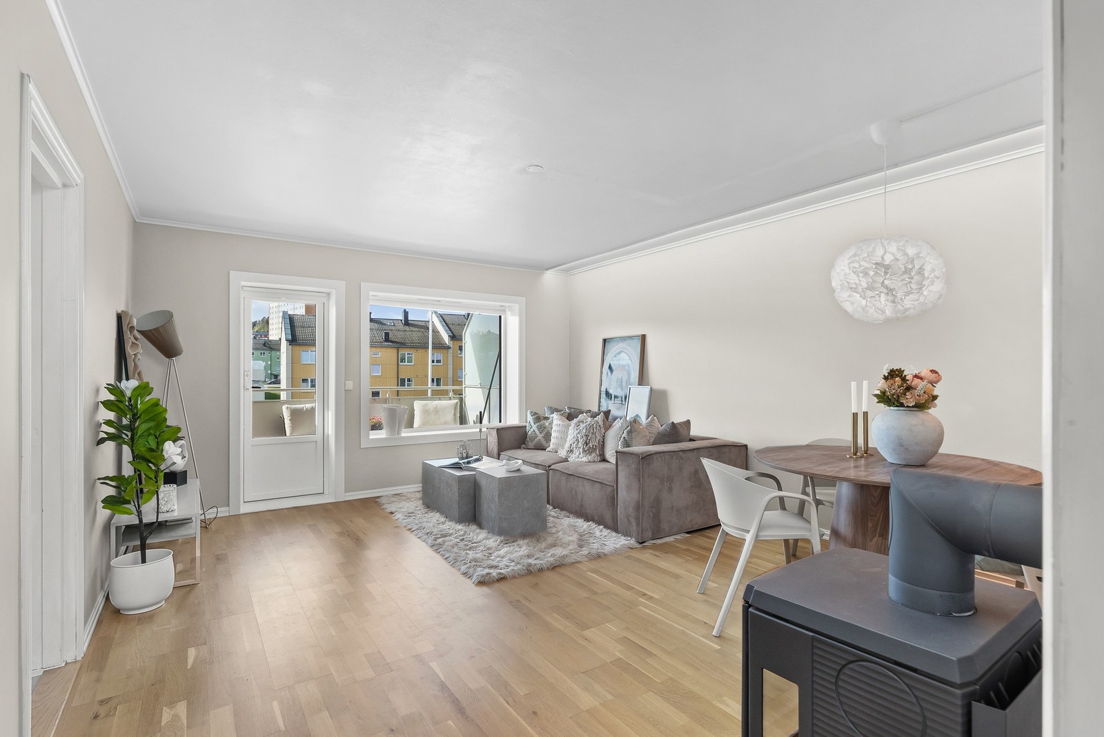 Stuen ble helsparklet og malt i 2022. Galleribilde