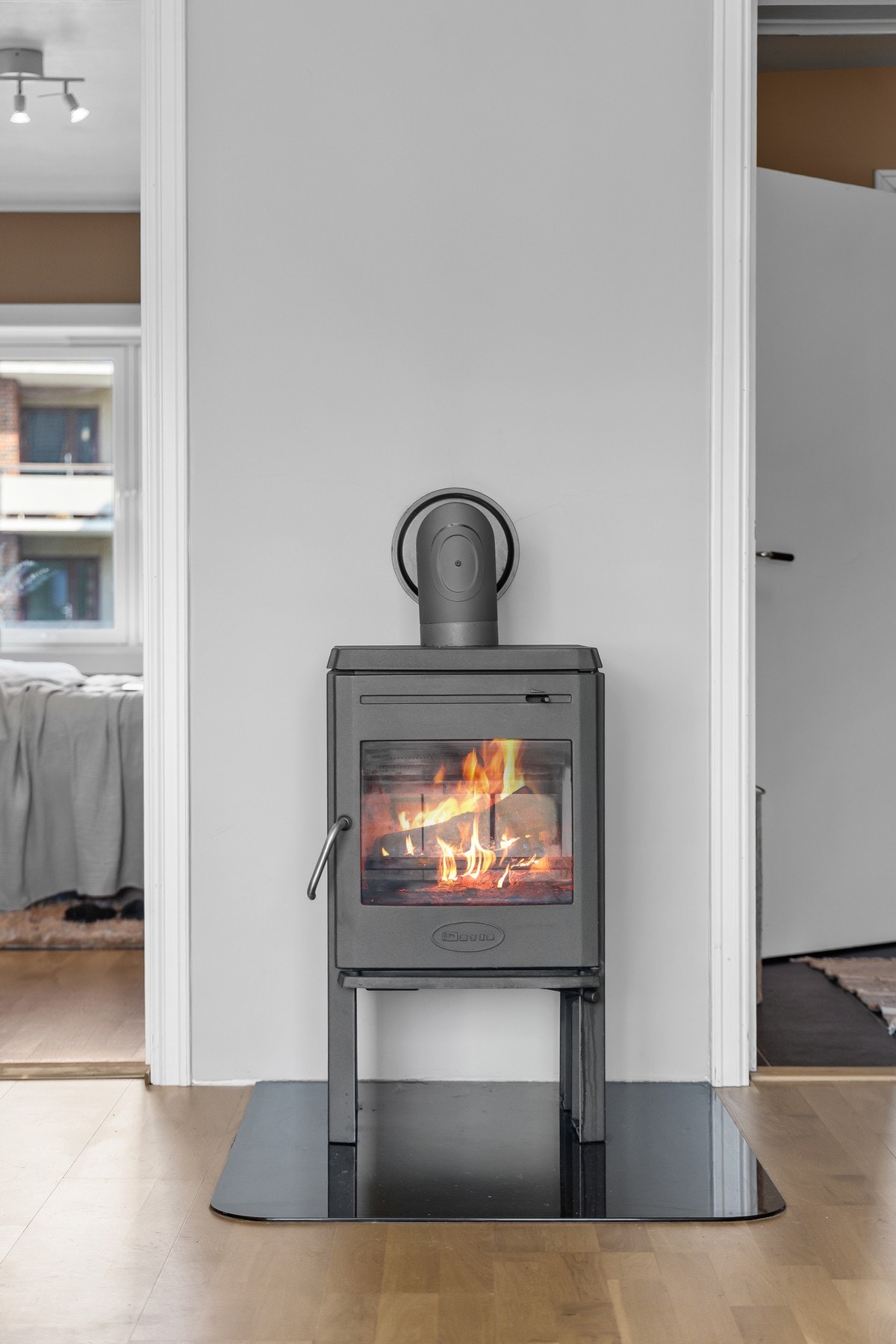 Vedovnen sørger for effektiv oppvarming og koselig stemning. Galleribilde