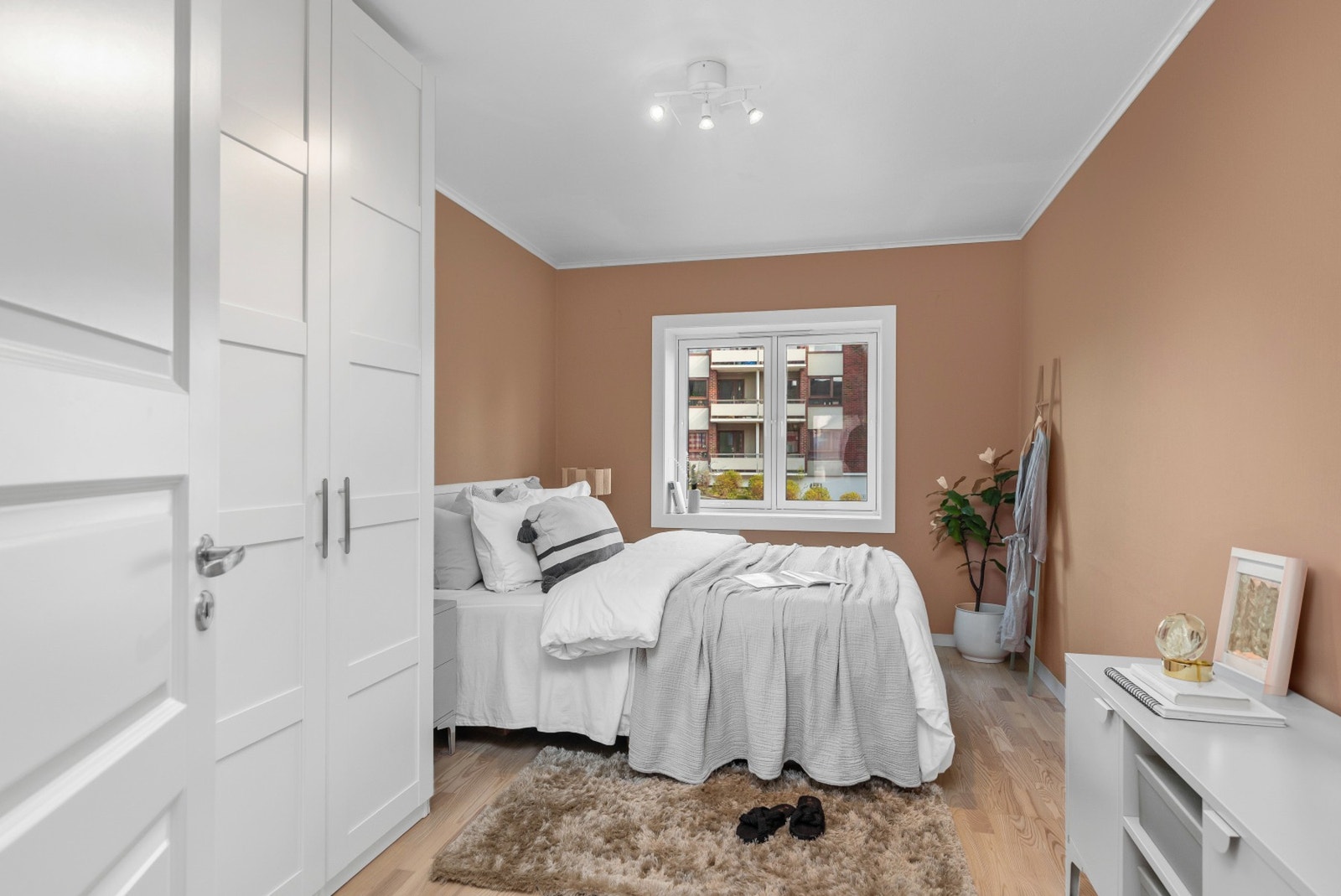 Hovedsoverommet ligger innenfor stuen og er hele 13,1 kvm. Galleribilde