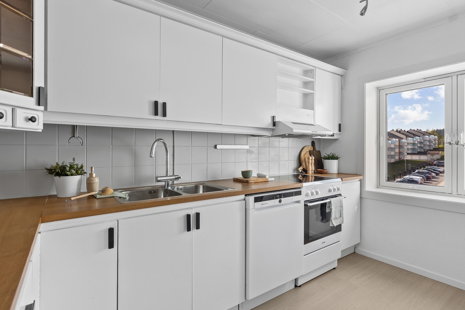 Leiligheten har et romslig kjøkken med lyse fronter og god utforming. Det ble lagt nytt gulv i 2025. Galleribilde