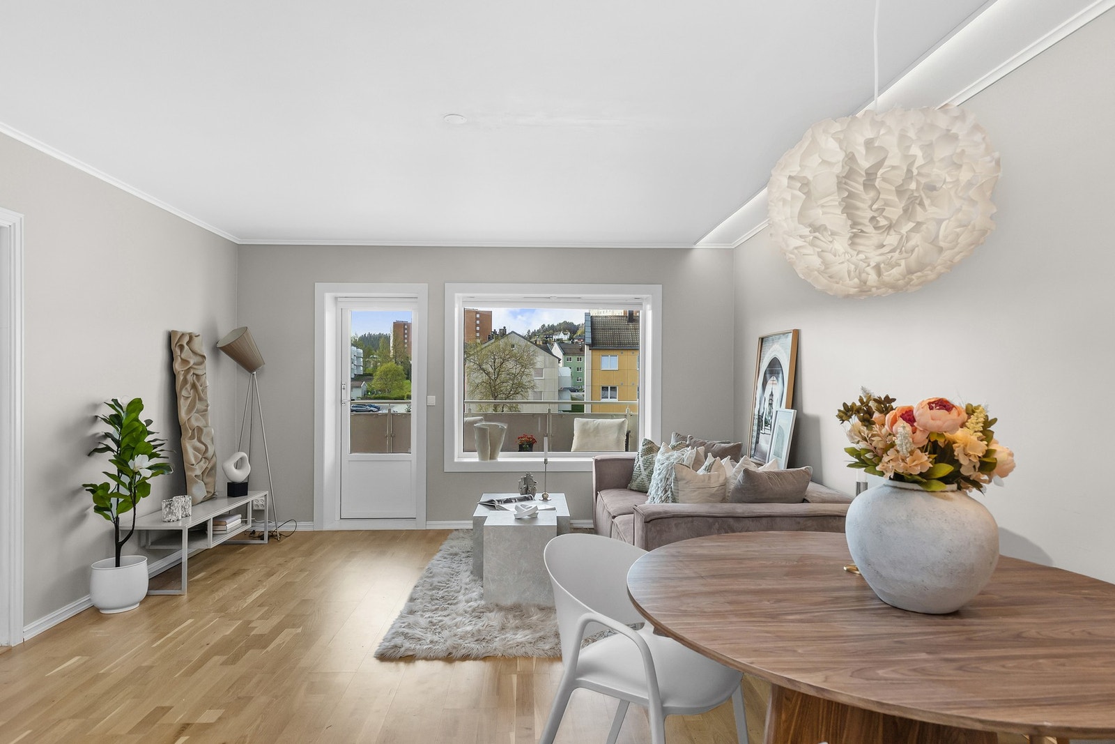 Leiligheten ligger i 2. etasje, og har svært god beliggenhet vendt mot store friareal. Galleribilde