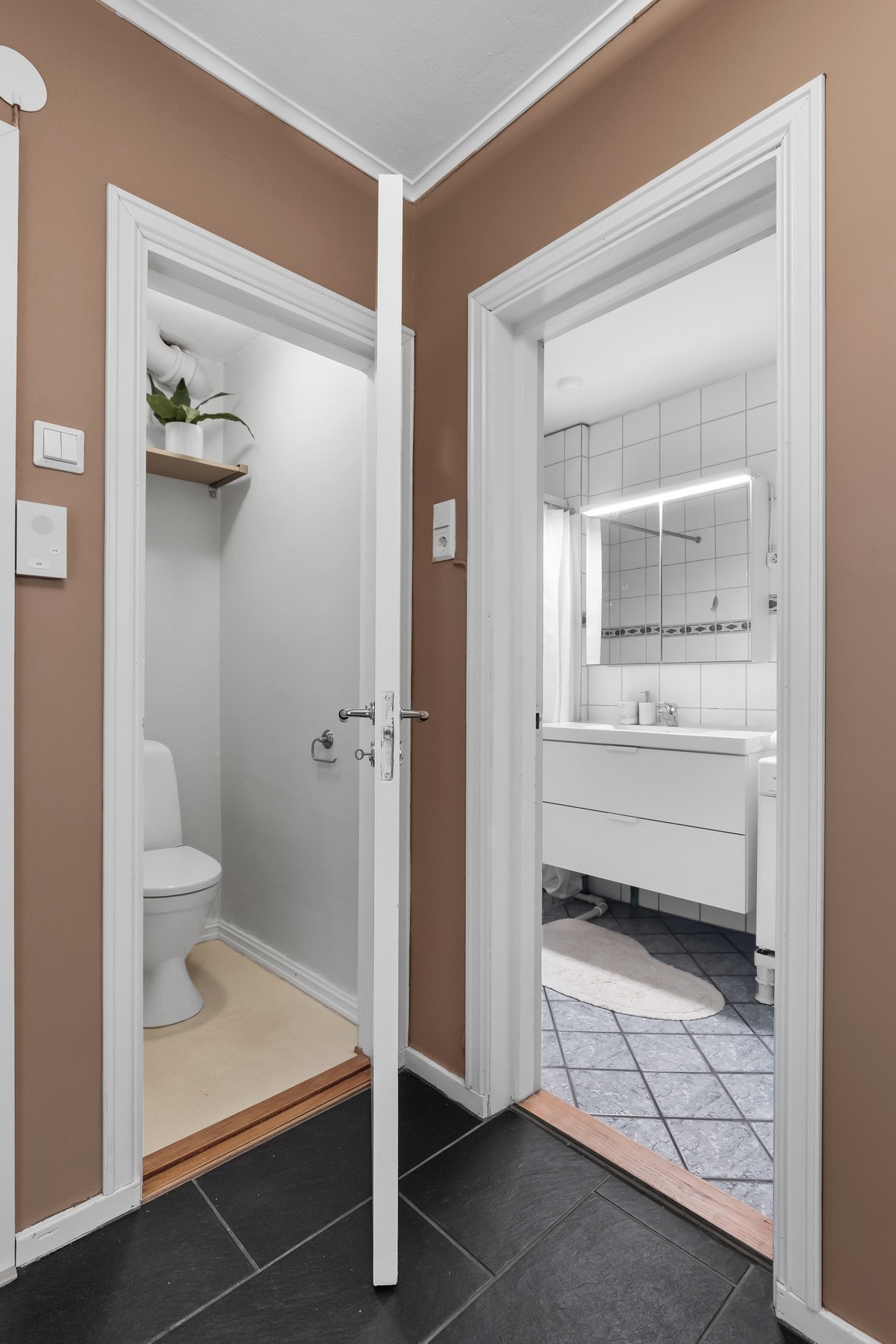 Toalettrom innenfor entré. Galleribilde