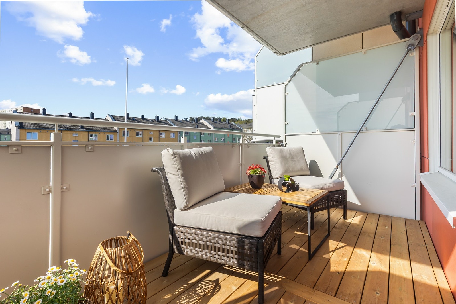 Her er det god plass til en sittegruppe i den lune solveggen. Galleribilde