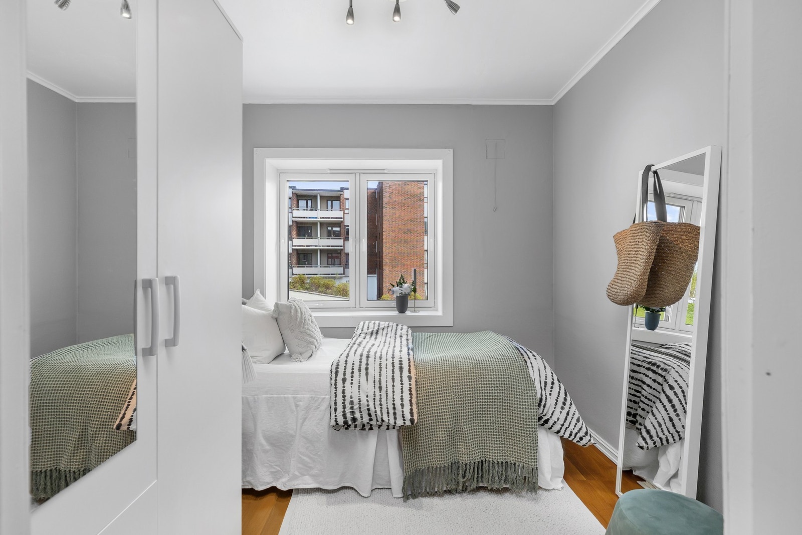 Leilighetens andre soverom er 6,2 kvm med god plass til både dobbeltseng og klesskap. Galleribilde