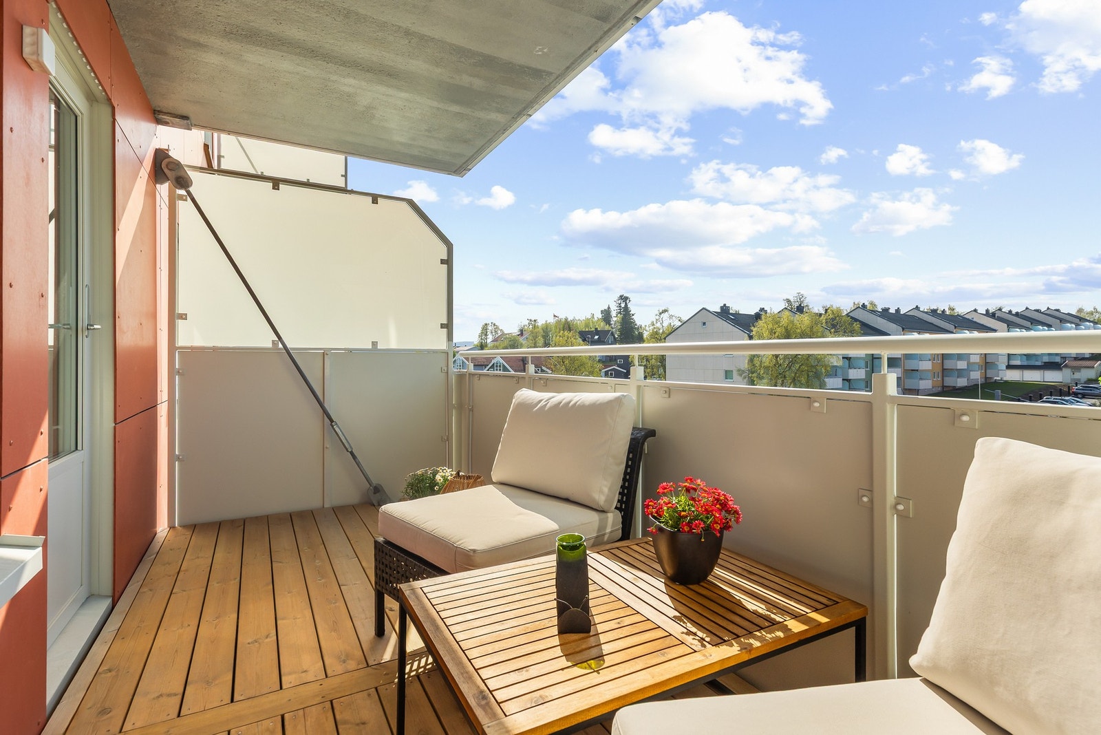 Det ble montert ny verandadør og nye 3-lags vinduer i 2023. Blokkene har også fått nye balkonger og fasadeplater. Galleribilde