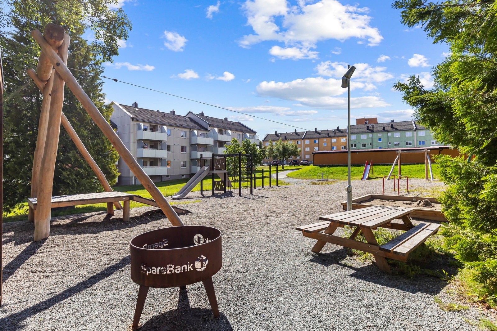Borettslaget har godt med plass mellom blokkene og fine uteareal med plen, lekeplass og benker. Galleribilde