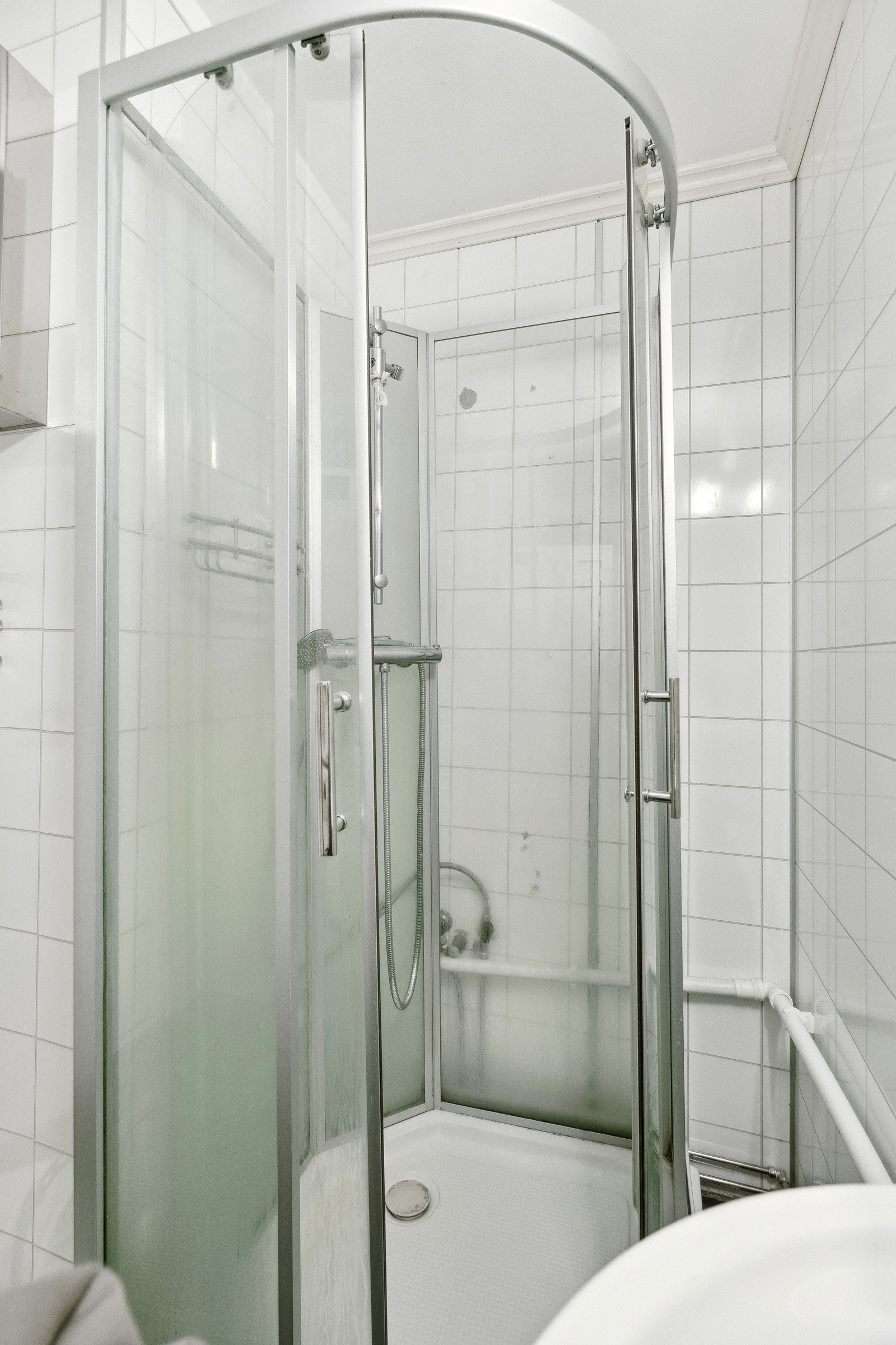 Samtlige av boligens bad er utstyrt med dusjkabinett. Galleribilde