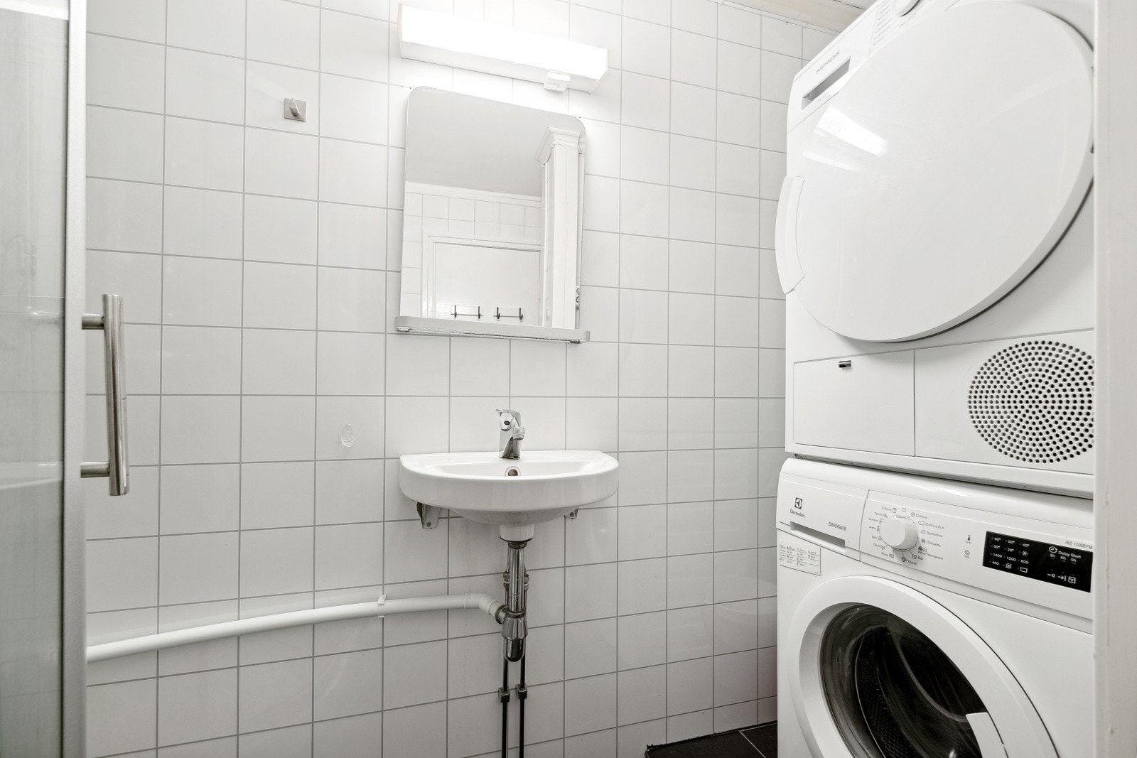 Kjelleren har vært leid ut for kr. 10.900,- per mnd og inneholder 2 soverom, kjøkken, bad og stue. Soverommene i kjelleren er godkjent iht ferdigattest vedr. bruksendring datert 13.12.2017. Galleribilde