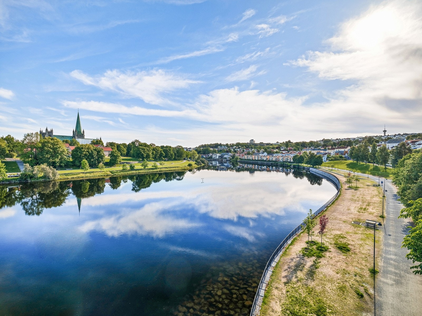 Eiendommen er svært sentralt beliggende, men har likevel prominaden langs og rundt Nidelva liggende bare noen meter fra ytterdøra. Galleribilde