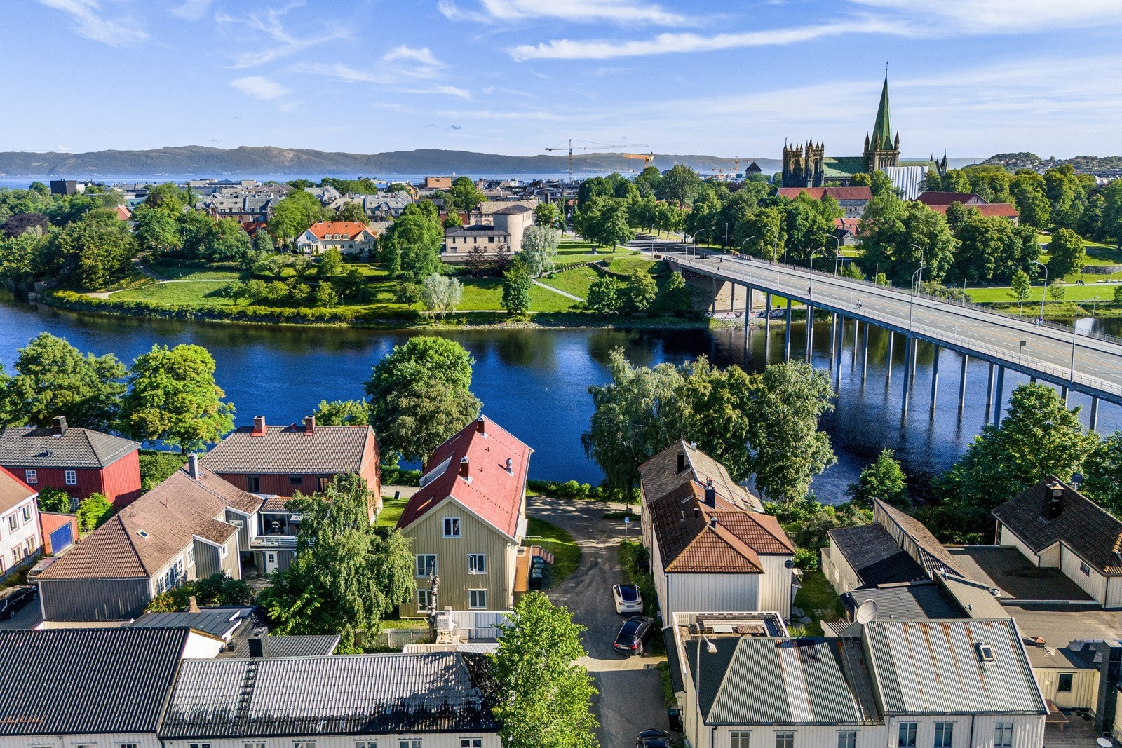 Fra eiendommen er det bl.a. gangavstand til Trondheim sentrum med de fleste fasiliteter, blant annet Trondheim Torg. Galleribilde