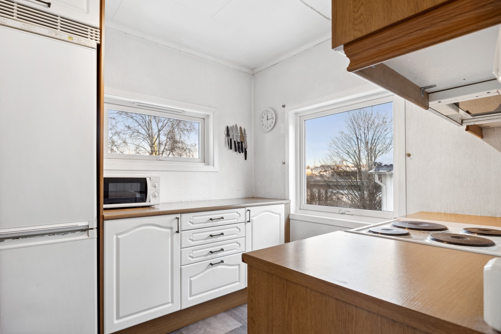 I 1. etasje finner vi 4 soverom, kjøkken, bad, WC-rom og stue. Etasjen utleies for kr. 18.000,- per mnd. Galleribilde