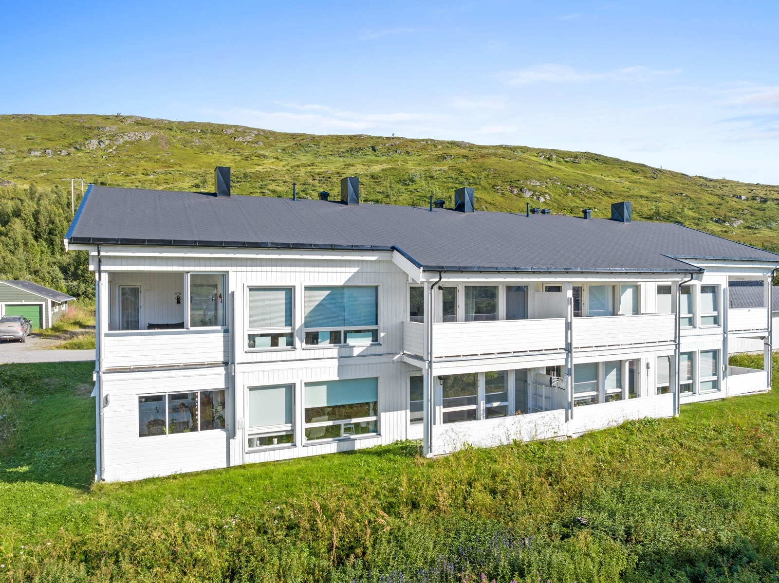 Eiendommen ligger i et meget attraktivt og naturskjønt område i Kvalsund, som byr på et hav av friluftsaktiviteter. Galleribilde