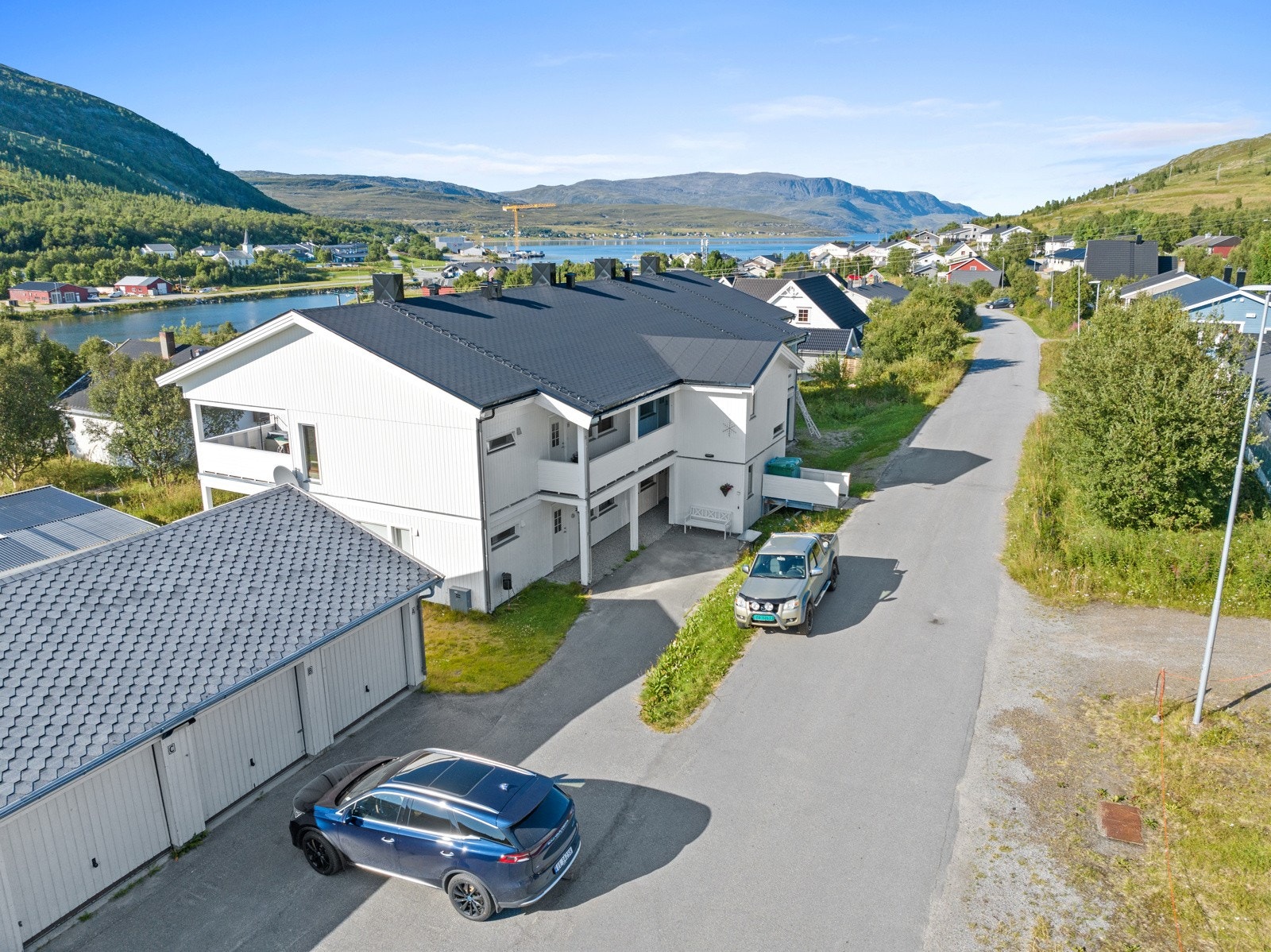Det er umiddelbar nærhet til flotte tur- og friluftsområder med gode muligheter for jakt, fiske og fangst. Kvalsunddalen ligger i nærheten og byr på nydelige turterreng og fiskemuligheter i elv og vann. Gangavstand til dagligvare og buss. Galleribilde