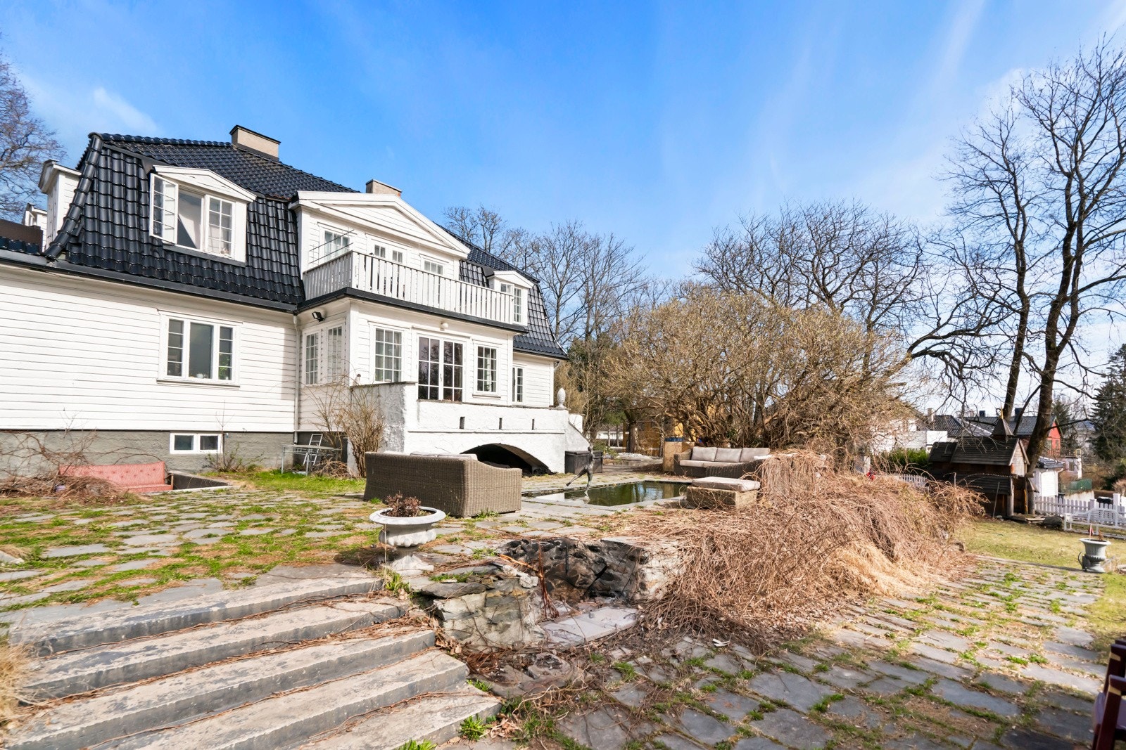 Selgers egne ord: "It's where the deers run over in the lawns, ducks and birds bath in the ponds. It's where we can hold party for 600 people, but it can be so quiet enough just for two." Galleribilde