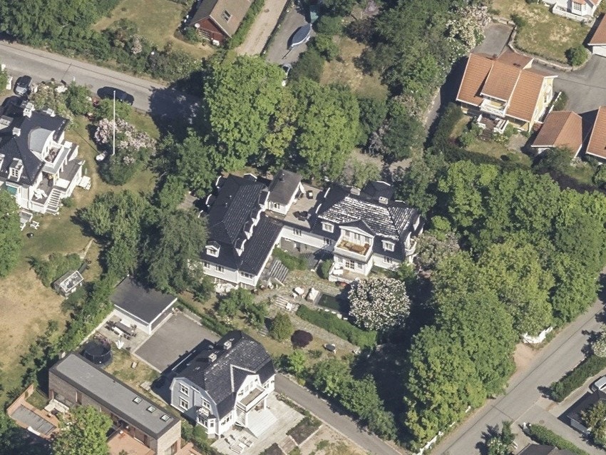 Satelittbilde - Eiendommen er omkranset av grønne trær Galleribilde