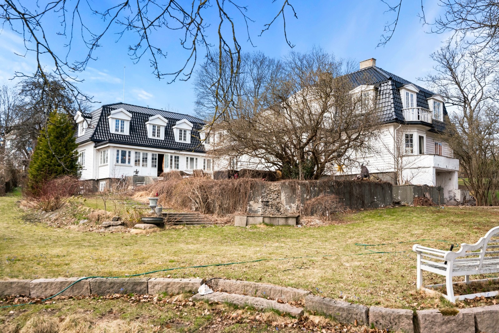 Eiendommen er omkranset av en herskapelig og sjeldent vakker tomt på over 2 mål i eldre mansardstil. Galleribilde