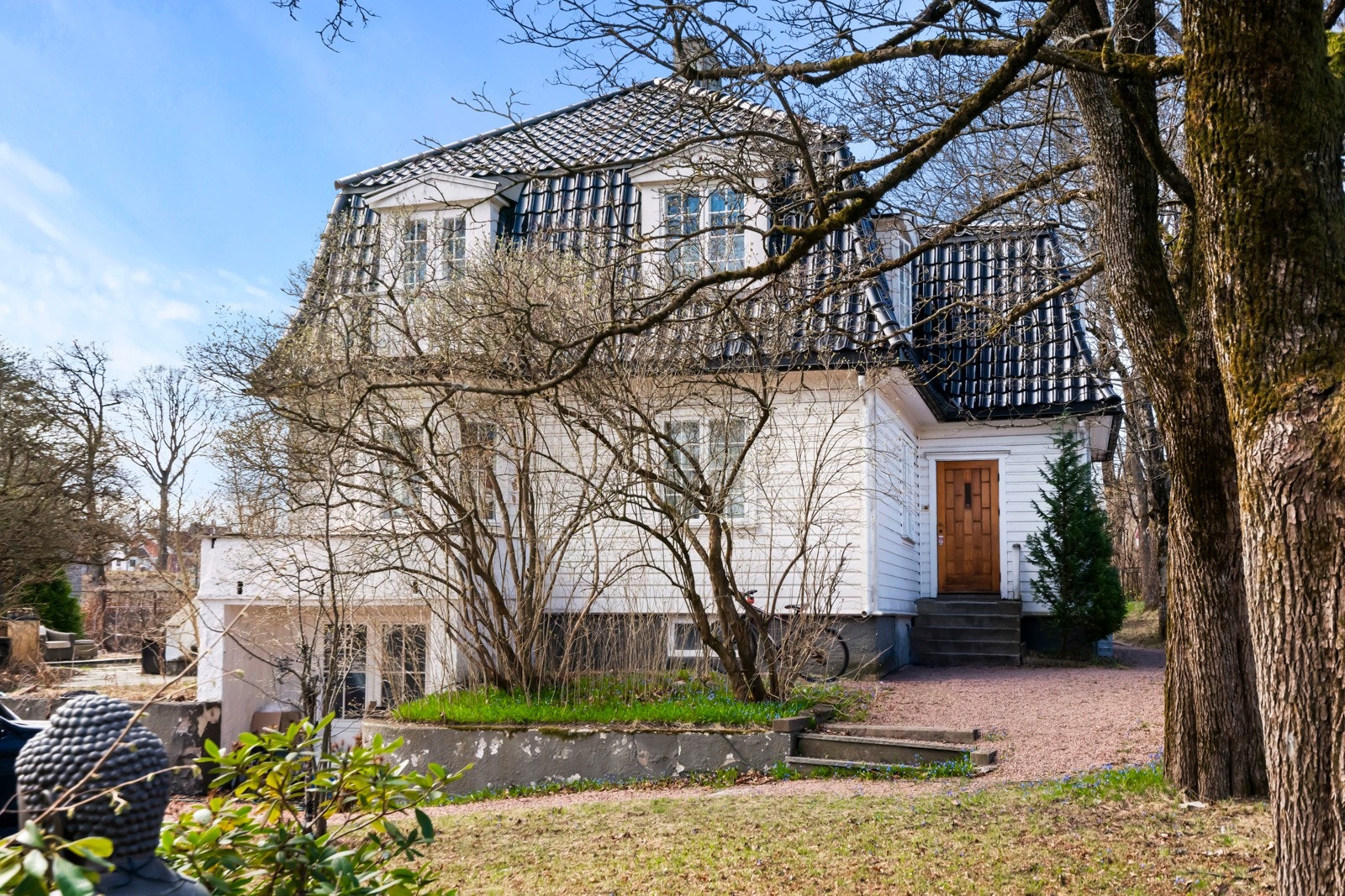 Skjermet og privat tomt med port. Galleribilde