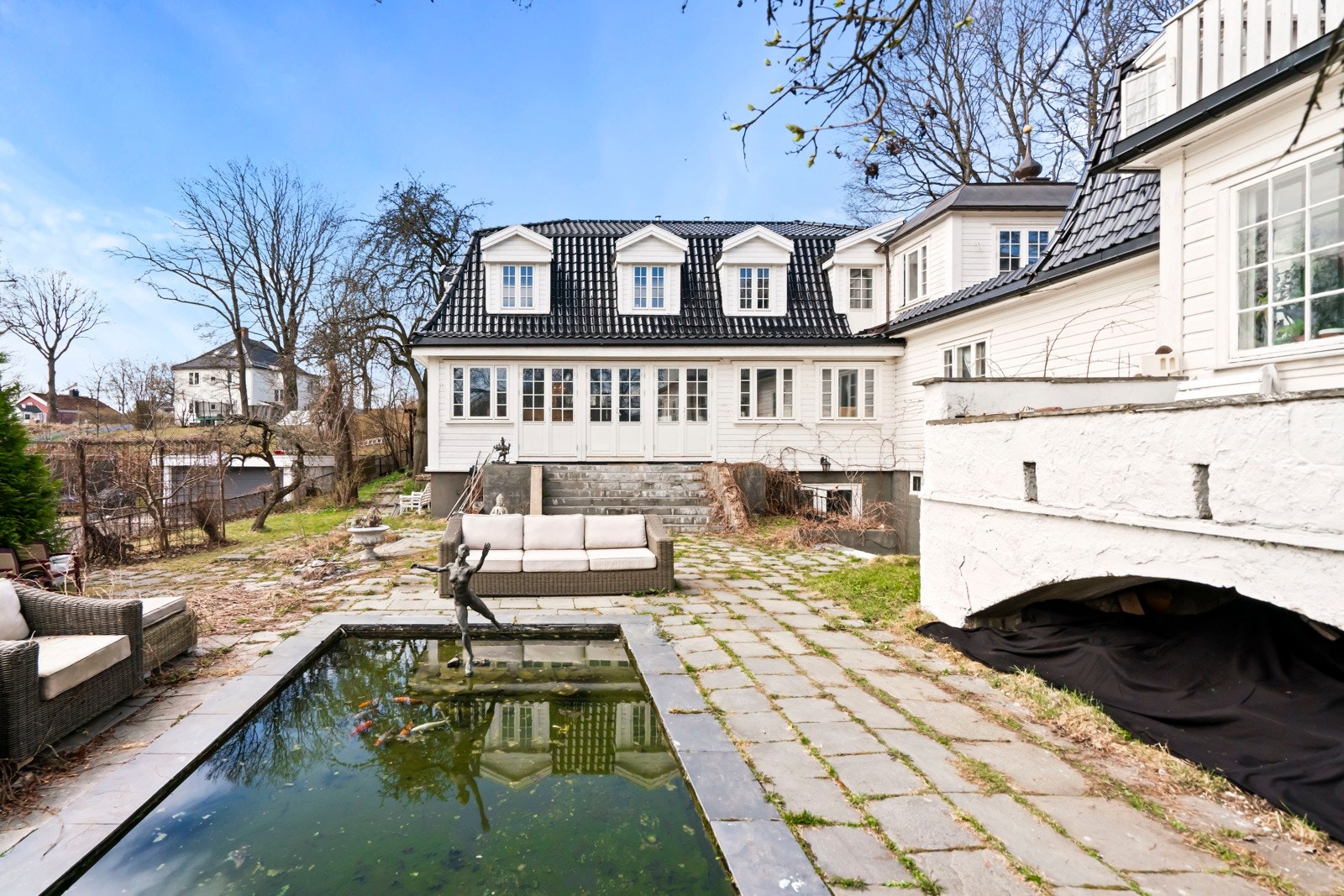 Hagen er stor og unik, med fiskedam, store trær, beplantning med blomster og mye mer. Galleribilde