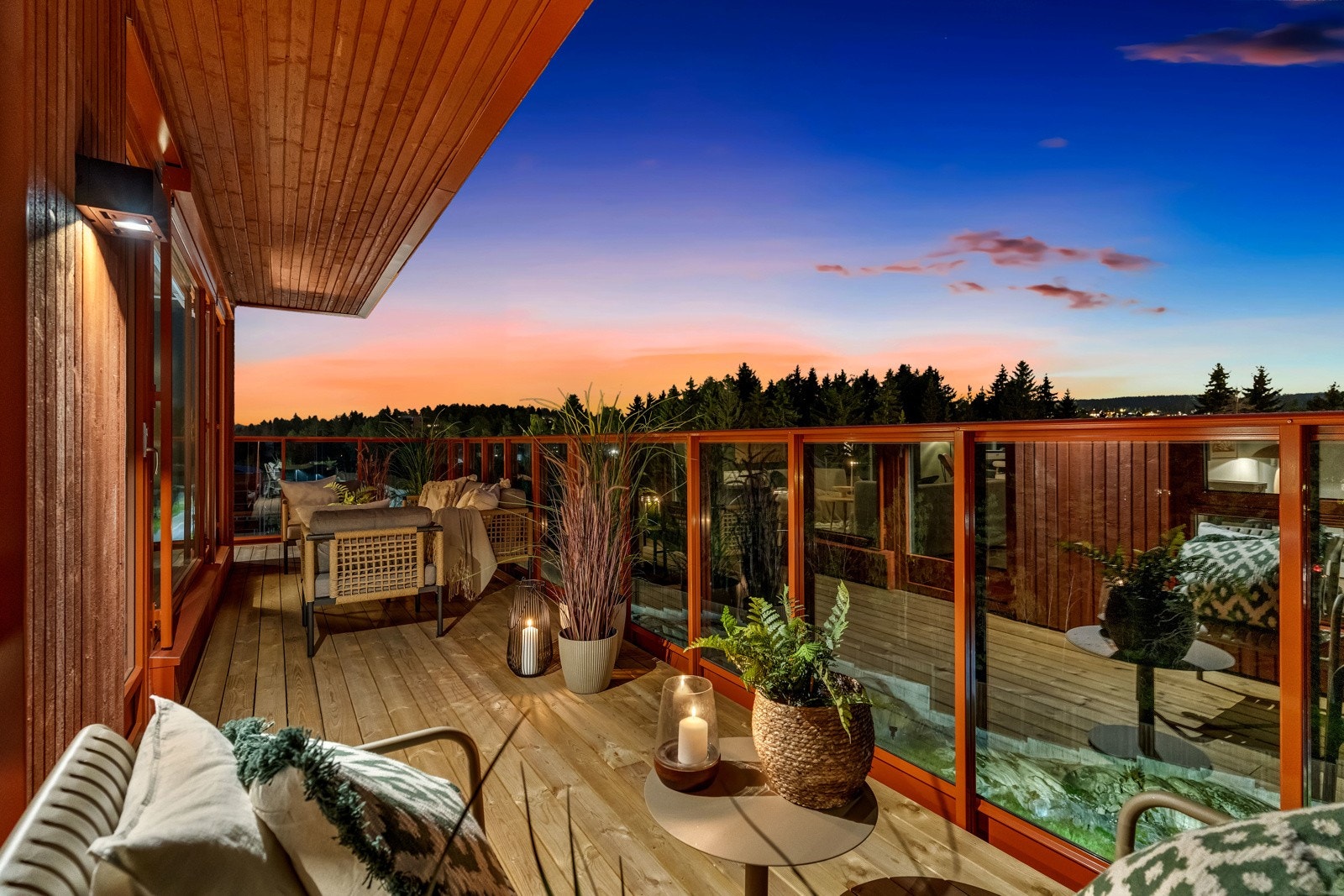 Fra stuen har du direkte utgang til en vestvendt, solrik hjørnebalkong på hele 26 kvm - perfekt for avslapning med familie og venner. Galleribilde